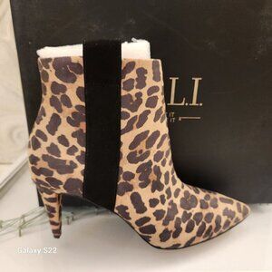 G.I.L.I. Pointed Toe Ankle Booties with Stripe Detail - Penny. NIB. Size 6